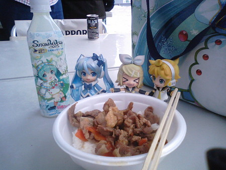 ちょっと早いけどこれからライブ長丁場だから、ここで昼食。 リン:...