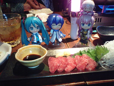 ルカ:「馬刺もきましたよ!」 ミク:「わぁ、熊本以来の馬肉ですね!...