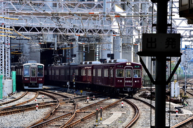 2017_0610_142011　淡路駅大阪側　右に直進が梅田に行く京都本線　左に分かれていくのが天神橋に向かう千里線