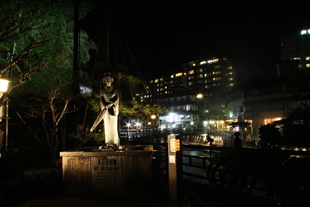 夢千代像と夜景