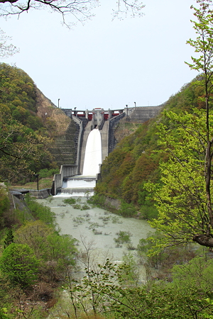 月山湖(寒河江ダム)放水中