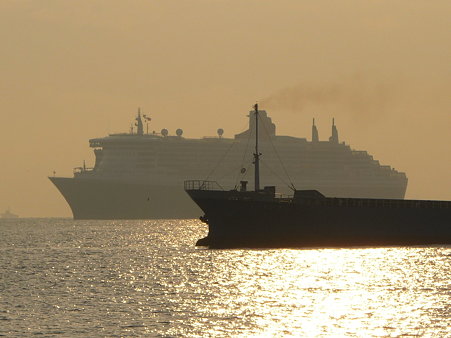 100219-QM2入港 (20)