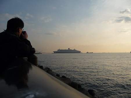 100219-QM2入港 (36)