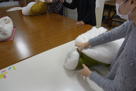 女性には大変？！　綿を抑えながらの作業