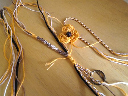 お花のネックストラップ製作中
