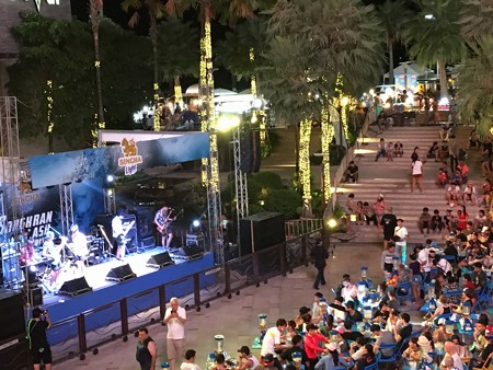 今夜は何のライブかな?