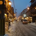 雪の降る街を