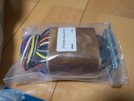 電源トランスもやや小さめ
