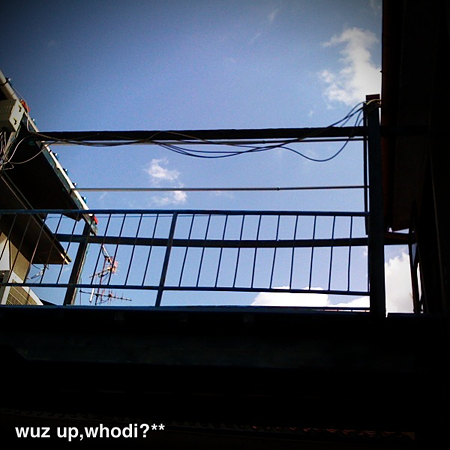 ベランダ越しの空。