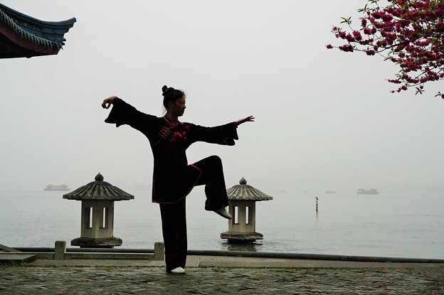 太極拳の女～中国西湖 Performing Taijiquan