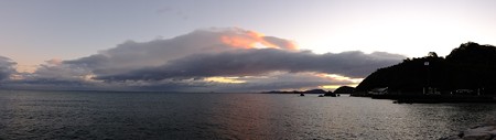 二見浦パノラマ02 12月朝6:54 雲が茜色に染まり始めた