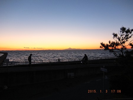 幕張の浜~20150103-07 歌いながら行く人