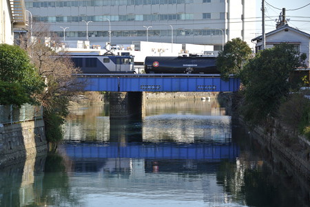 石油輸送の点景（横浜中央市場）