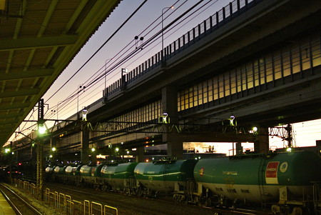 早朝の根岸駅より貨物線を臨む