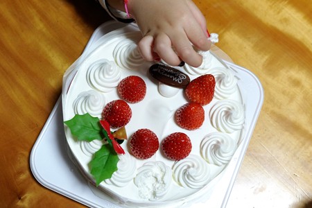 2014.12.24　居間　ケーキ　つまみ食い