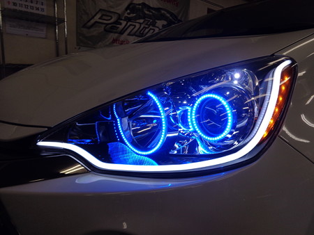 トヨタＡＱＵＡ　京都府　イカリング・ＮＥＷアウディ風ＬＥＤ取付　スモール時　助手席側