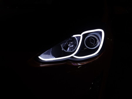 トヨタＡＱＵＡ　ヘッドライト加工　ＮＥＷアウディ風ＬＥＤ　ホワイト　助手席側