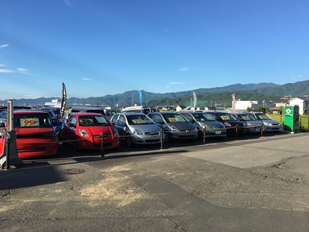 中古車　並び替え　コンパクトカー８台展示