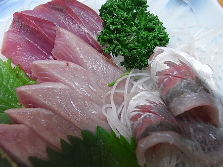 ４１．おまかせ定食のお刺身…（かなりの厚切り！）