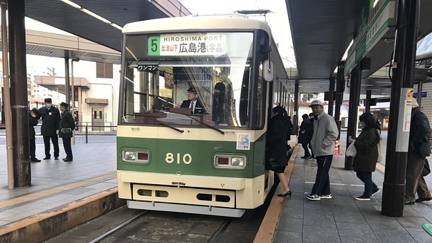 Photos: 広島電鉄８１０形