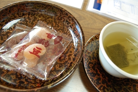 茶菓子の「豆納豆」は、ホテル売店で好評販売中