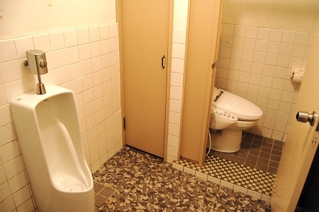 男性トイレ内