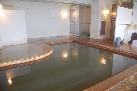 奥にこんな湯船も