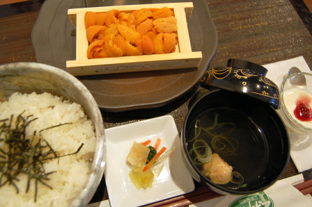うに折丼2,000円。エゾバフンウニに、食塩&ミョウバン含む