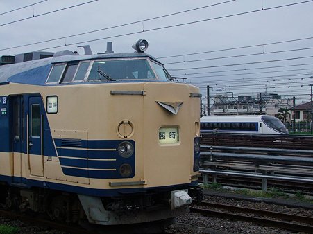 ５８３系と３７１系の並び