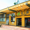 レトロな駅舎と丸ポスト　新潟県村上駅