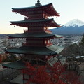 五重の塔と紅葉と富士山２