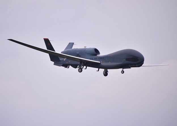 ある日の横田基地。。戦闘機並みの大きさでゆっくりアプローチRQ-4 20170624