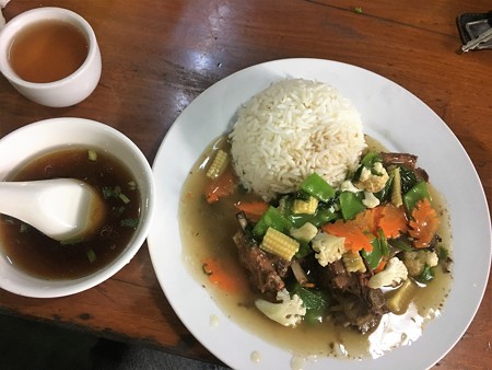 骨付き豚肉餡かけセットのお店 (6)