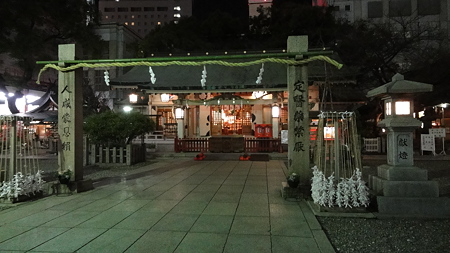 お初天神　夜八時前。五時まで品川にいたのになぁ。