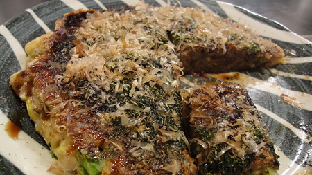 女子プロレス ダイナマイト関西 の店 京風お好み焼き。美人焼きブタ入り。浅草合羽橋