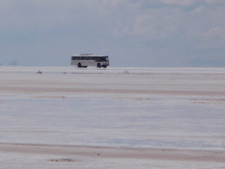 ウユニ塩湖4 塩湖を走る一般バス