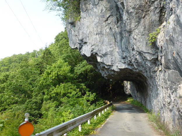 羽山渓の天然洞門