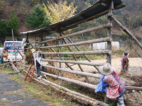 案山子の里　干し物作業