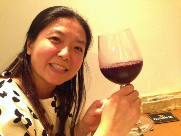 美味しいハウスワインを飲む家内