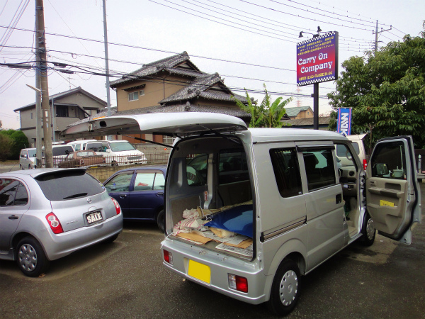 軽自動車とは言え、さすが箱車。ロードスターのボンネットを余裕で積載。