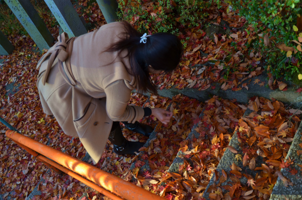 家内がたくさんの紅葉の落ち葉に喜ぶ
