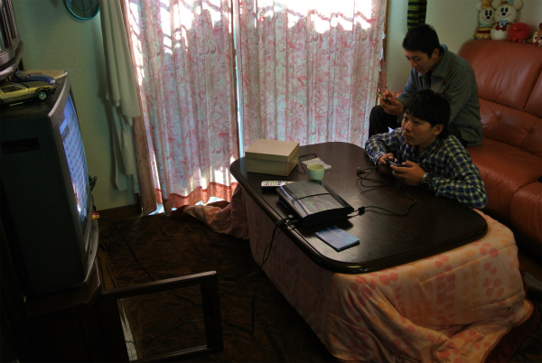 試験期間が終わり、堂々とゲームが出来るという雰囲気の次男
