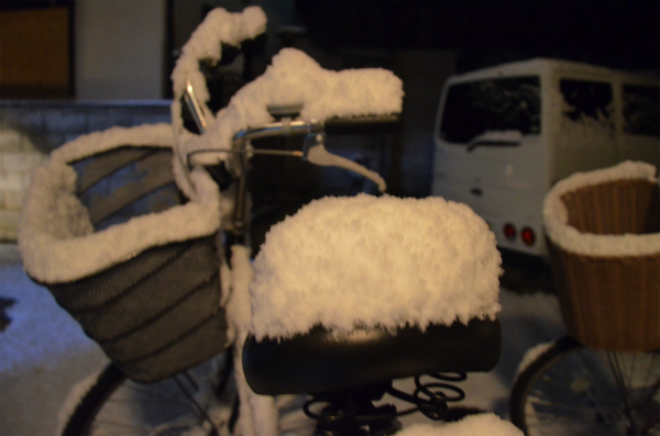 自転車に5cm以上も雪が積もっている 自転車に5cm以上も雪が積もっている