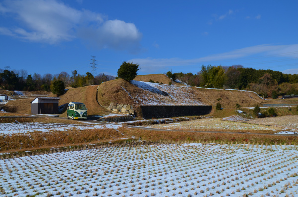 いつもの場所で青空と積雪とミニバスの写真を撮影