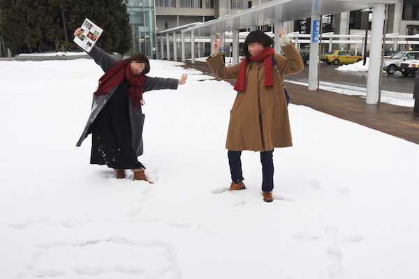 新青森駅前で楽しそうにはしゃぐ２人