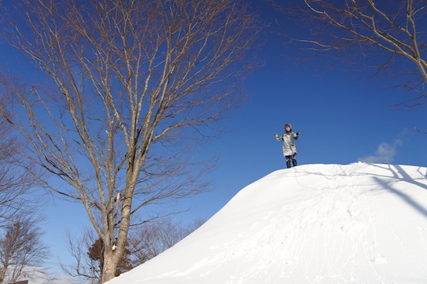 除雪の山を登頂した家内