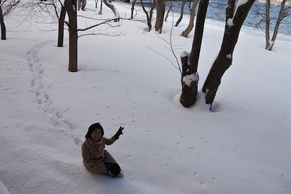 ホテルの窓の外の雪を見て我慢できずに