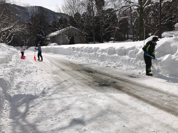 かわいくて綺麗な雪灯籠はこの様に手入れしてくださったおかげ
