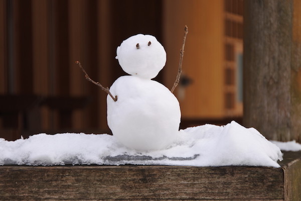 石ヶ戸の休憩所には誰が作ったかかわいい雪だるま