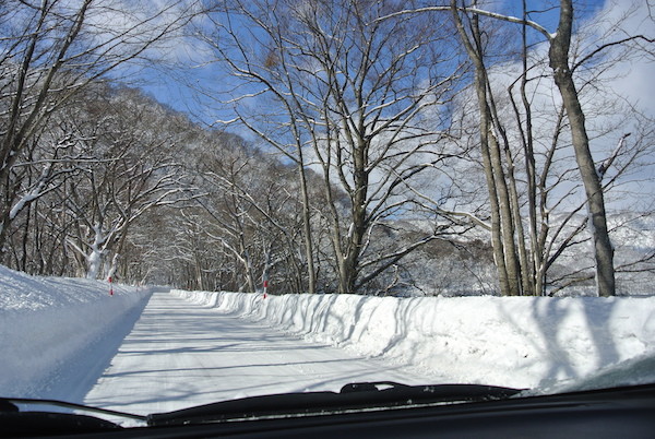 青空の雪道をドライブ